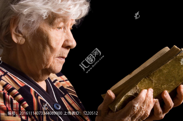 老年婦女讀這本書