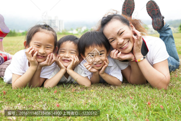 母親節(jié)快樂。亞洲母親和她的孩子在綠色領域