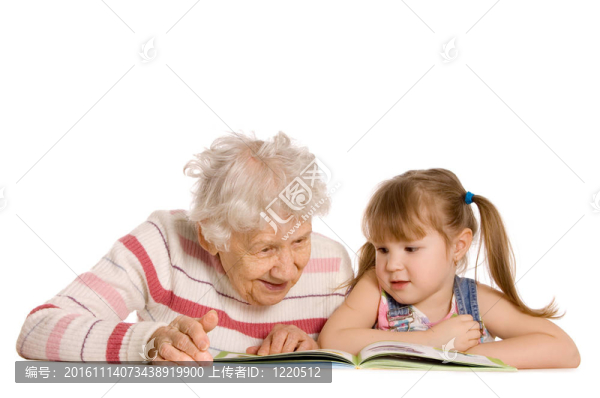 祖母與大女兒讀了這本書