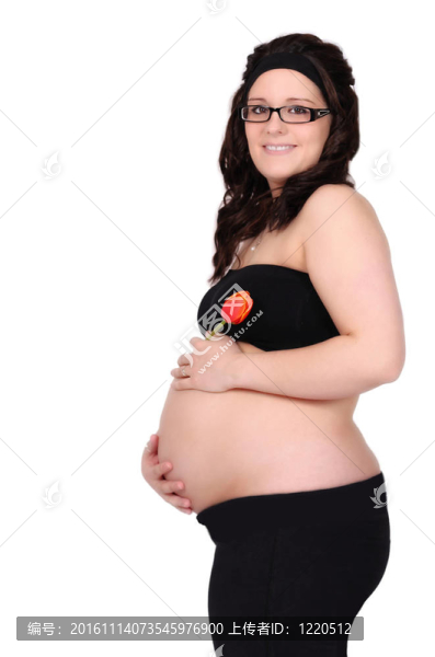 懷孕的女人抱著郁金香