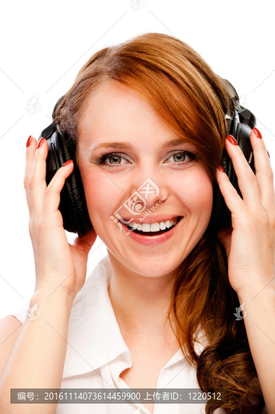 年輕的女人在聽(tīng)音樂(lè)