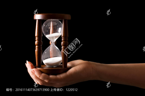 黑色的手上的沙漏