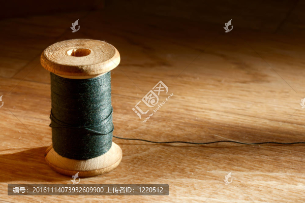 在木制的背景線團(tuán)