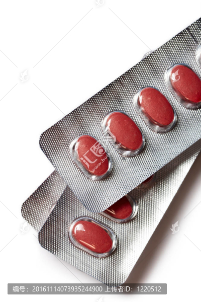紅色藥丸在白色背景上的塑料包裝