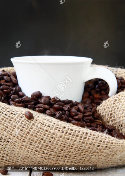 一杯黑咖啡和咖啡豆