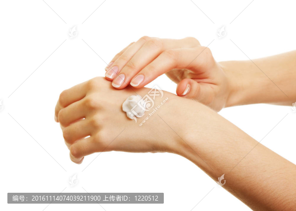 美女在手上涂了一些白藥水