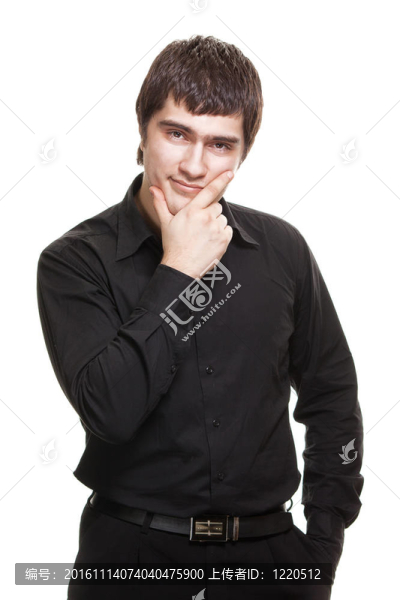 穿著白色背景的黑襯衫的年輕男子