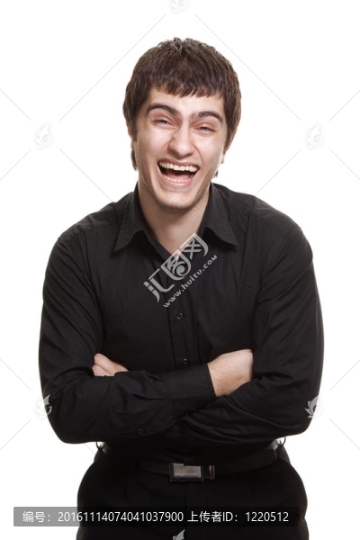 穿著黑色襯衫的年輕人在白色背景下微笑