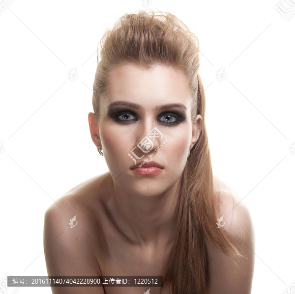一個美麗的年輕女子畫像明亮的化妝
