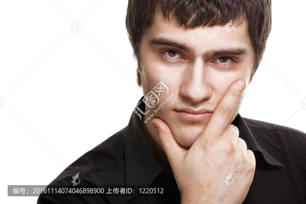 穿著白色背景的黑襯衫的年輕男子