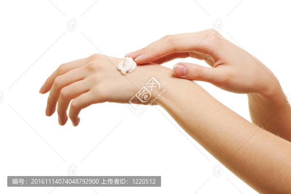 美女在手上涂了一些白藥水