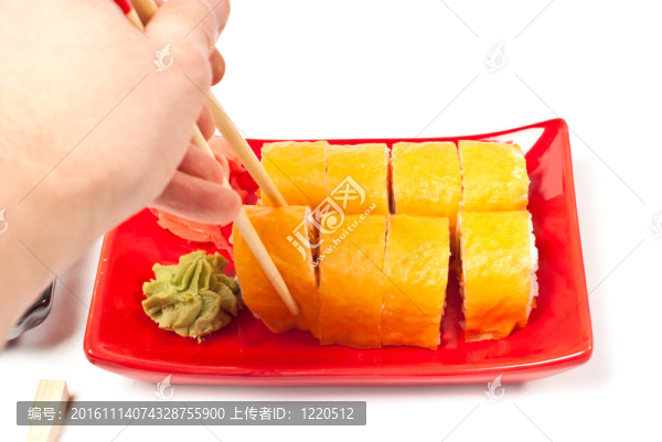 男子手拿壽司