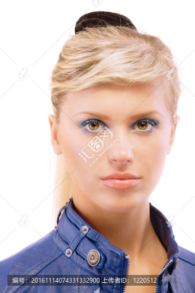 穿深藍(lán)色衣服的女孩的肖像