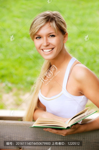 女孩在長凳上看書