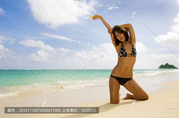 穿比基尼的年輕漂亮的女人