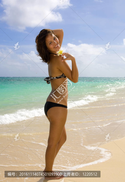 穿比基尼的年輕漂亮的女人