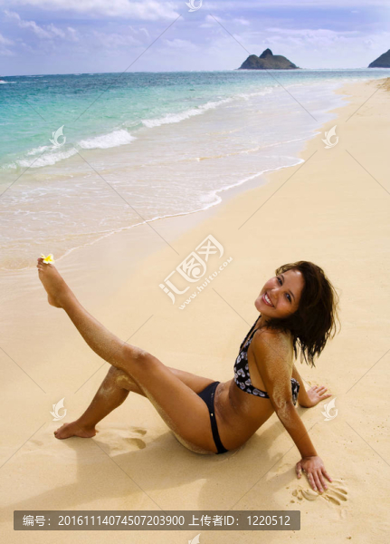 穿比基尼的年輕漂亮的女人