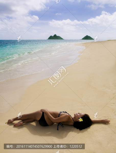 穿比基尼的年輕漂亮的女人