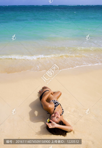 穿比基尼的年輕漂亮的女人