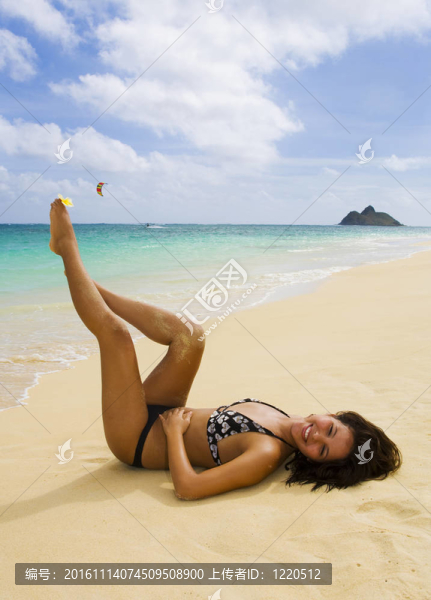 穿比基尼的年輕漂亮的女人
