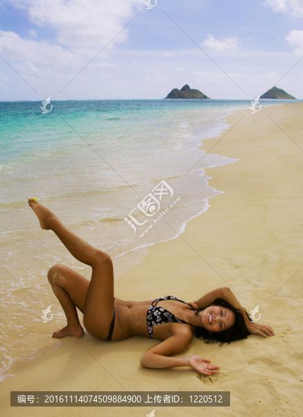 穿比基尼的年輕漂亮的女人