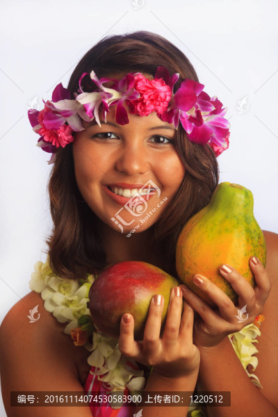 女孩與花蕾和水果