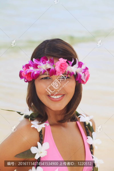 穿比基尼的年輕漂亮的女人