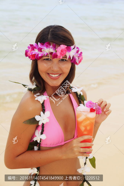 穿比基尼的年輕漂亮的女人