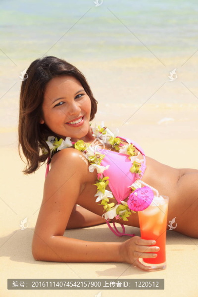 穿比基尼的年輕漂亮的女人