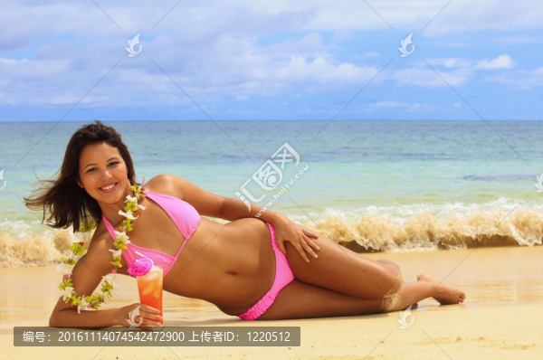 穿比基尼的年輕漂亮的女人