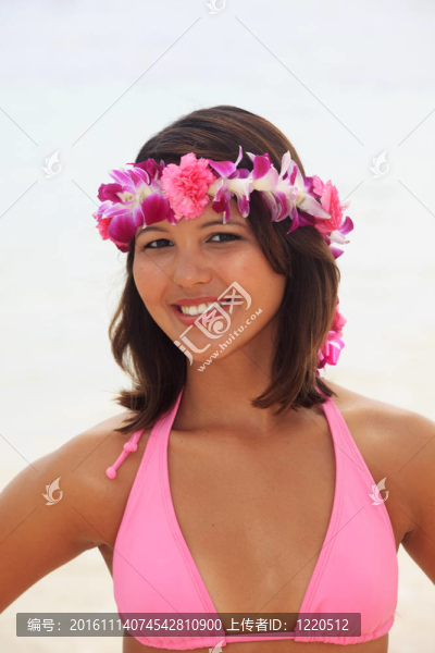 穿比基尼的年輕漂亮的女人