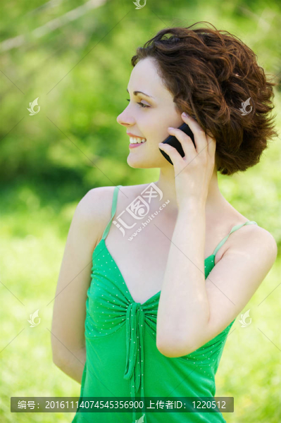 手機(jī)戶外的女孩
