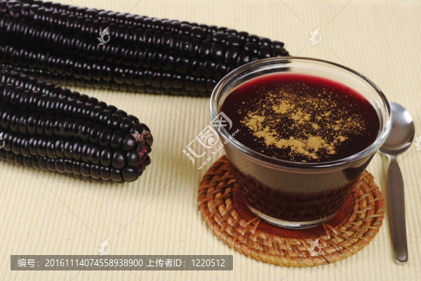 一個果凍甜點了秘魯紫玉米與肉桂的頂部（選擇重點）
