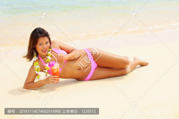穿比基尼的年輕漂亮的女人