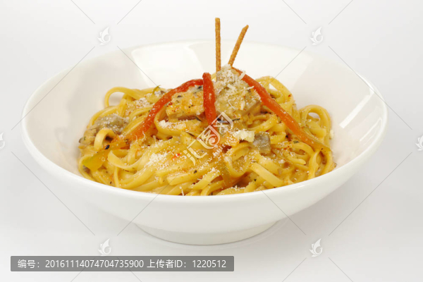 面條與雞；蘑菇和紅辣椒配上貼上白色（選擇重點(diǎn)）