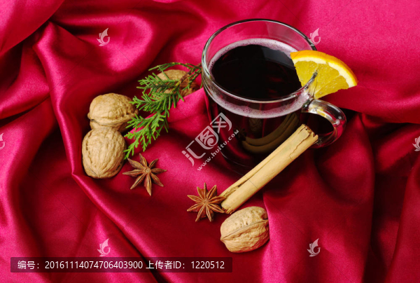 熱香紅葡萄酒配橙色；桂皮；八角茴香；核桃和常綠樹枝上紅色的布料（選擇重點(diǎn)）