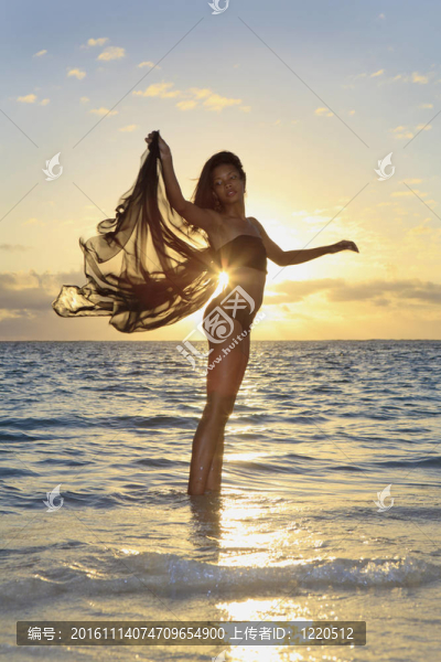 美麗的黑人女舞者站在我