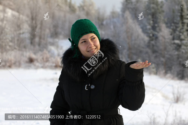 一個(gè)女孩抓了一片雪花