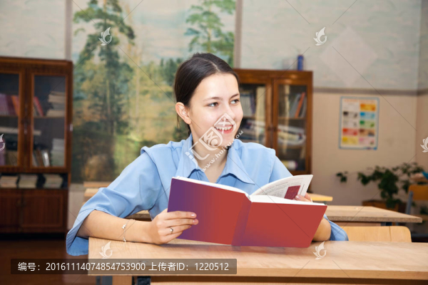 在圖書館看書的小女孩