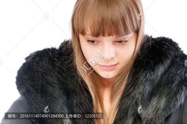 美麗的年輕女子在冬季裘皮大衣