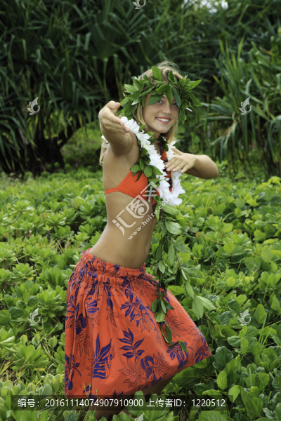 夏威夷草裙舞跳舞的少女