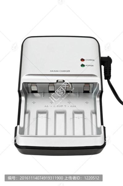 AA,/,AAA蓄電池充電器特寫圖像；孤立在白色背景