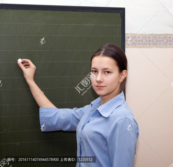 女孩用粉筆寫(xiě)的