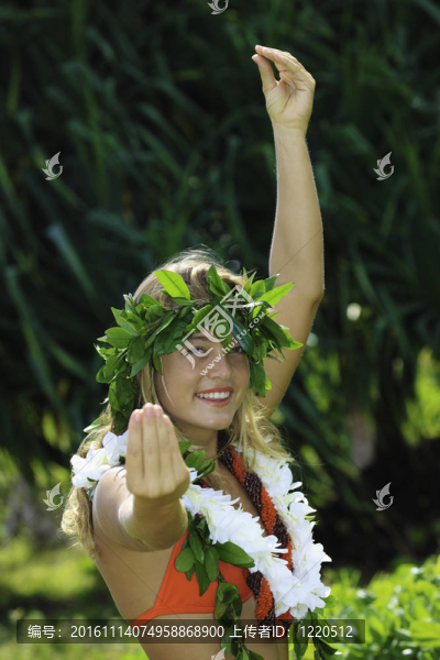 夏威夷草裙舞跳舞的少女