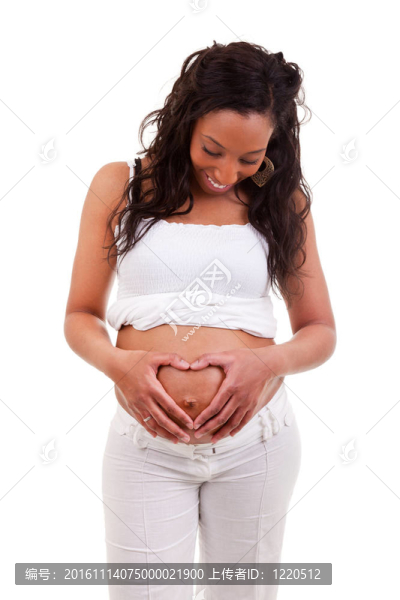 非洲婦女在懷孕的肚子上抱著心形的手