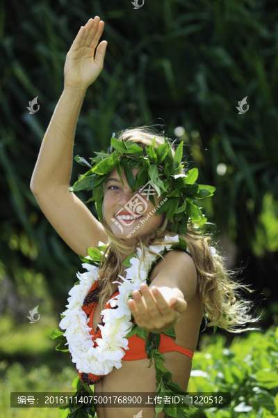 夏威夷草裙舞跳舞的少女
