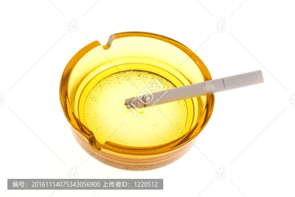 煙灰缸中的白煙
