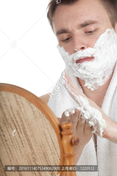 年輕有魅力的男人刮胡子的鏡子；系列