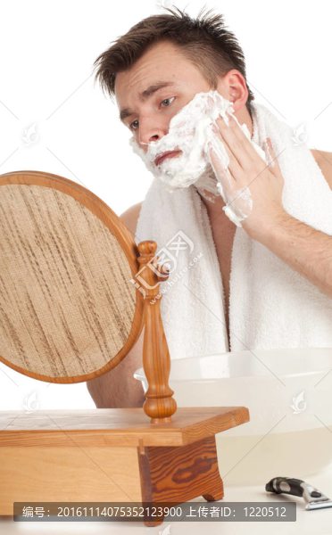年輕有魅力的男人刮胡子的鏡子；系列