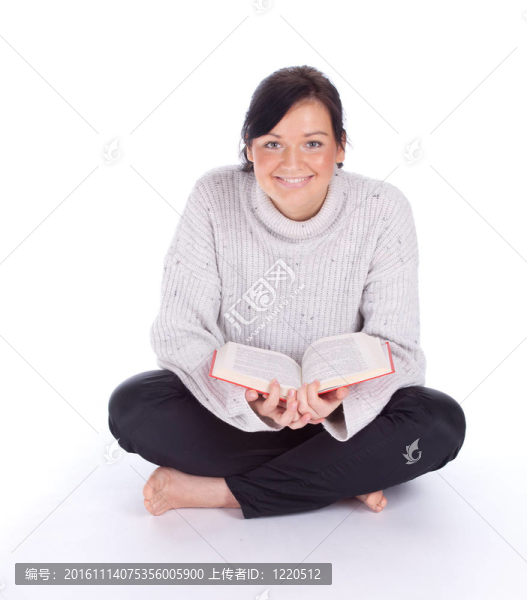微笑的年輕黑發(fā)女人穿著明亮的毛衣和書
